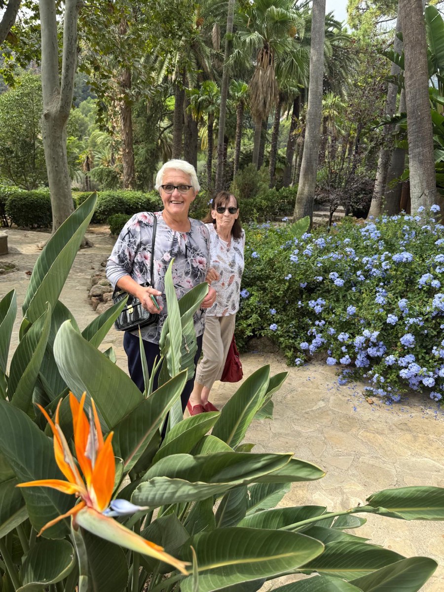 Seniorin im botanischen Garten Mallorca - Betreutes Reisen